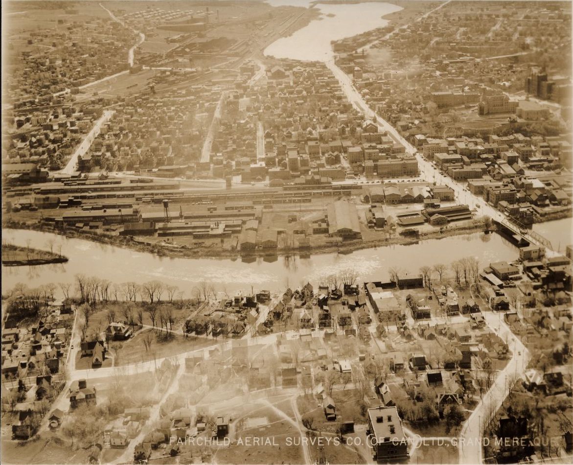 3. Vue aérienne de Sherbrooke vers 1925.